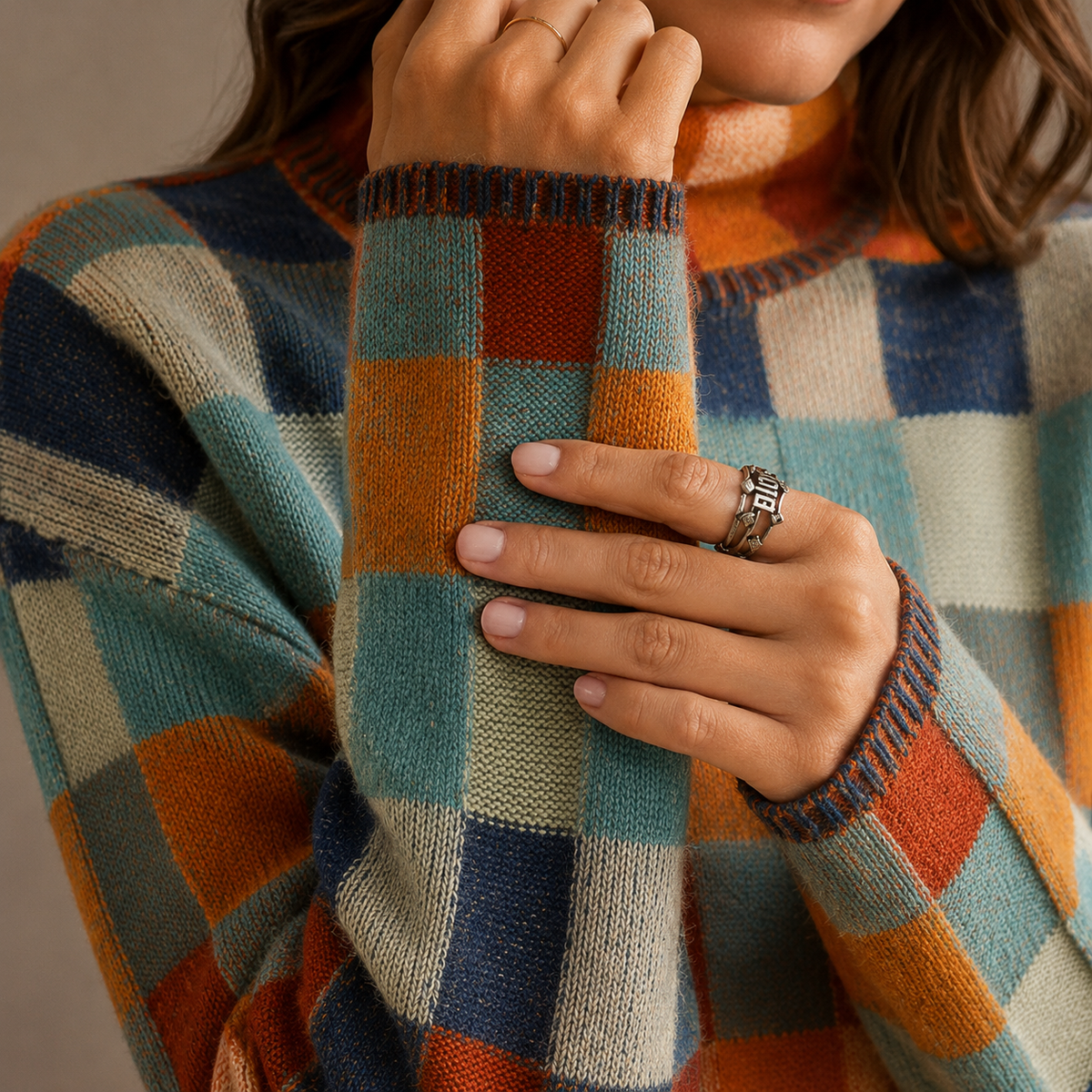 Women's Oversized Checkered Turtleneck Sweater with Long Sleeves