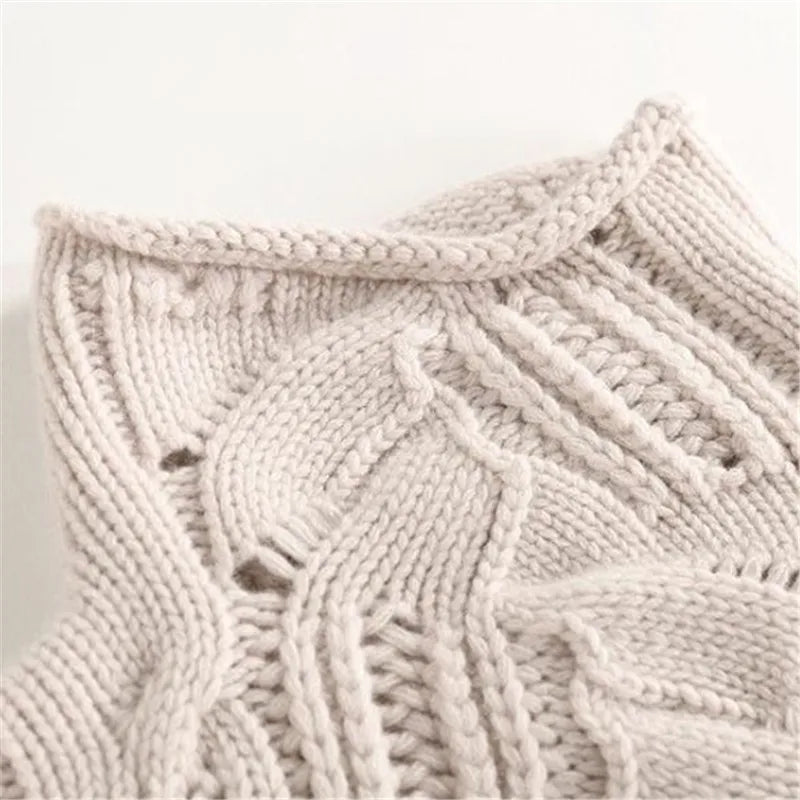 Women's Cable Knit Turtleneck Sweater with Textured Pattern and Long Sleeves