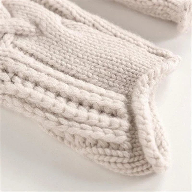 Women's Cable Knit Turtleneck Sweater with Textured Pattern and Long Sleeves