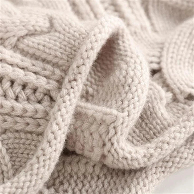 Women's Cable Knit Turtleneck Sweater with Textured Pattern and Long Sleeves