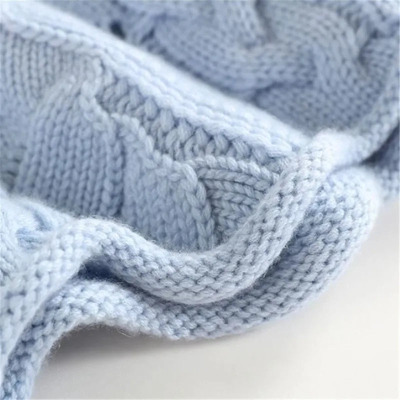 Women's Cable Knit Turtleneck Sweater with Textured Pattern and Long Sleeves